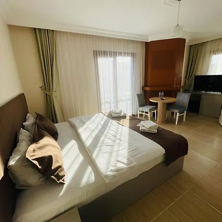 Manolyam Hotel *